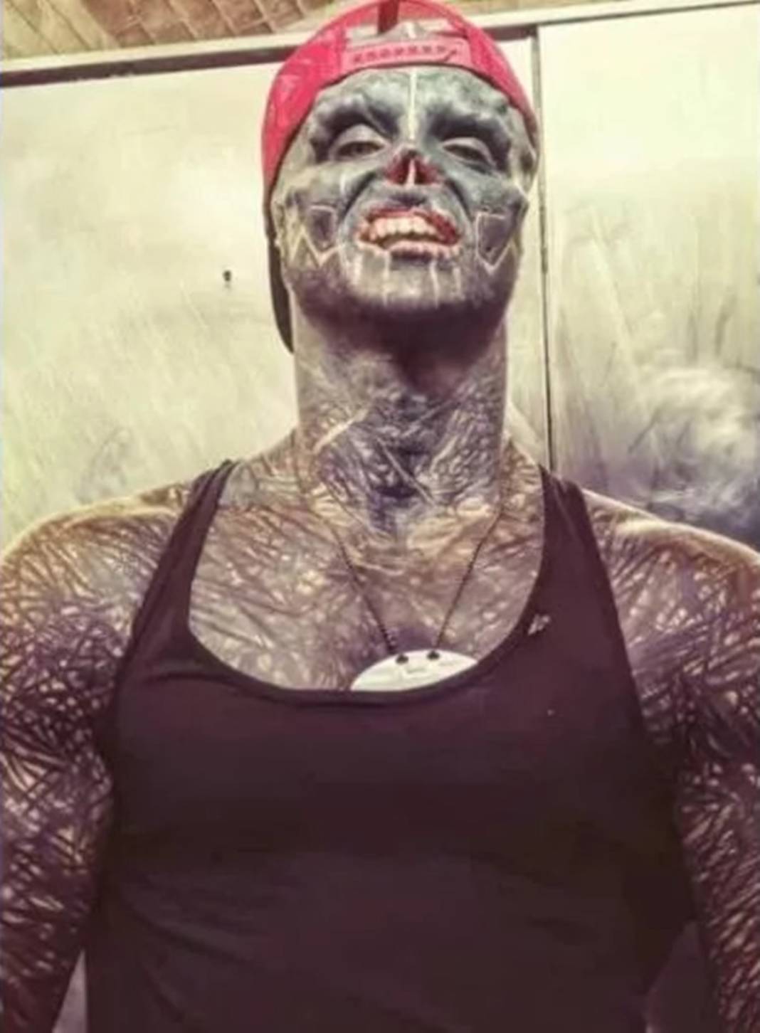 Siyah bir uzaylıya benzemek için kulaklarını, burnunu ve üst dudağını aldırdı! Bu fotoğrafları çocuklar görmesin! 3